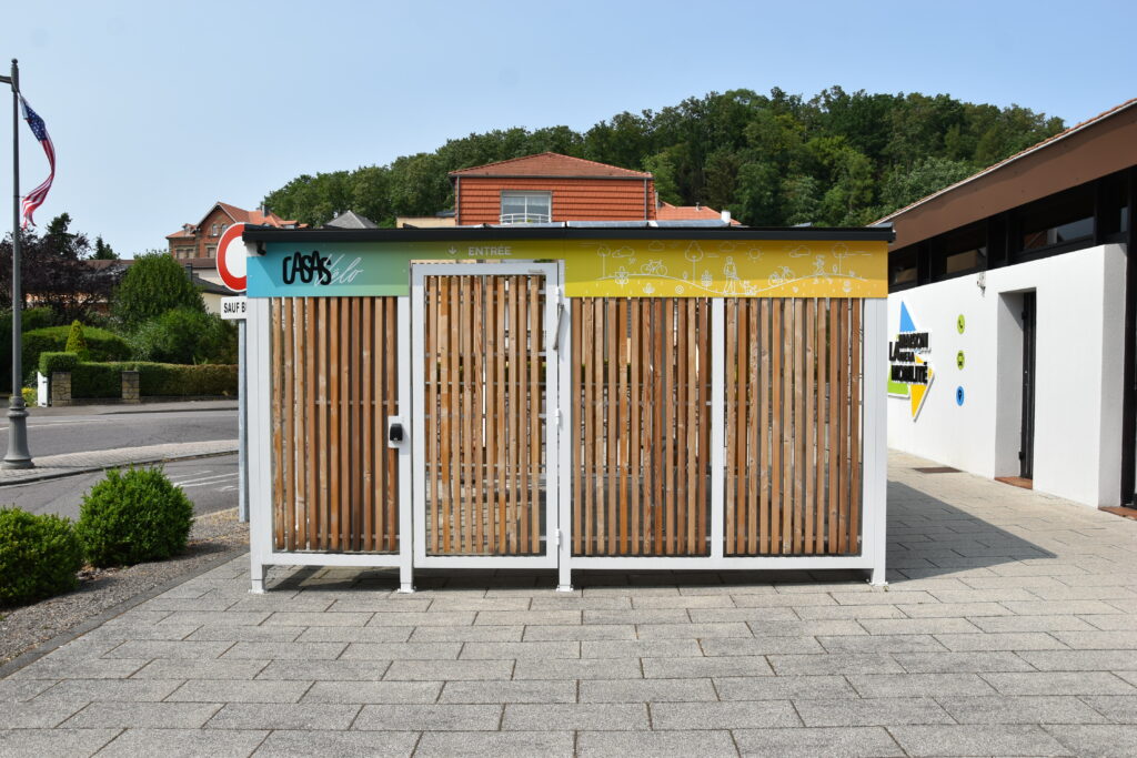 Photo d'un abri vélo devant la maison de la mobilité de Saint-Avold
