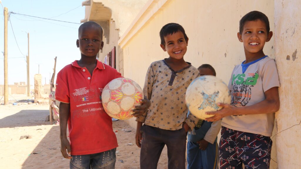 Mauritanie Enfants avec ballon